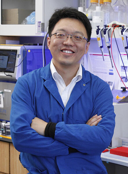 Professor Stanley Qi. Photo by Paul Sakuma/Stanford Medicine